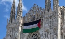 Una grande bandiera della Palestina è stata appesa al Duomo
