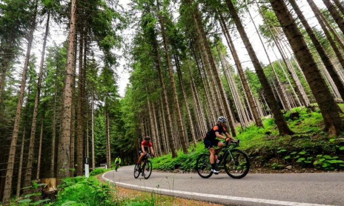 Dolomiti Race, 76enne investe con l’auto tre ciclisti: era in ritardo per la messa