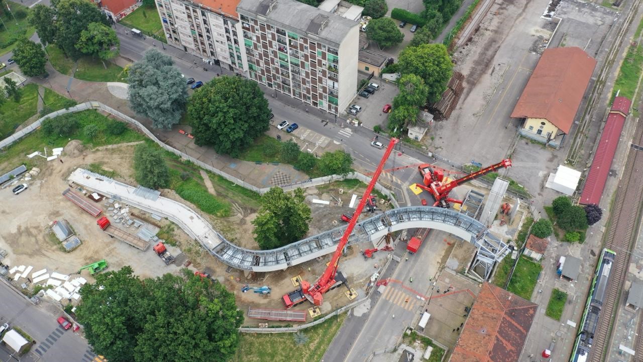 M4, INIZIATA INSTALLAZIONE PASSERELLA CICLOPEDONALE A SAN CRISTOFORO (FOTO 1)