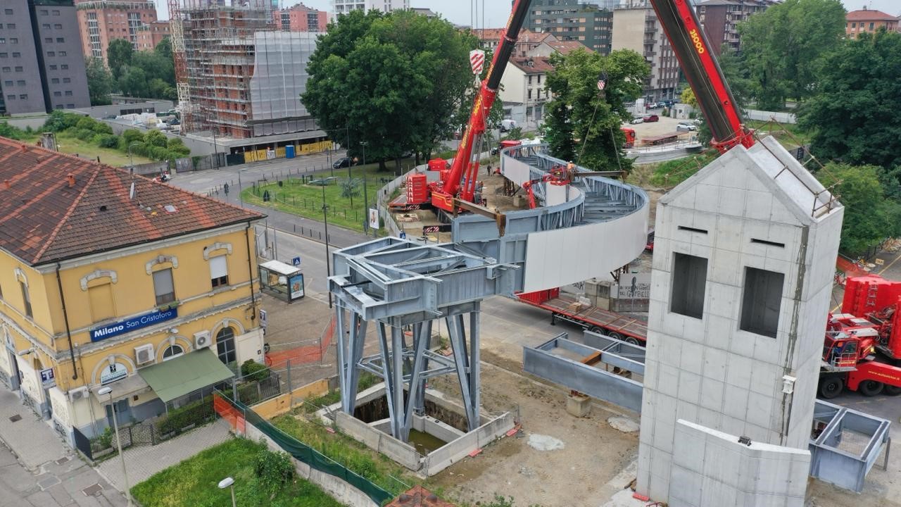 M4, INIZIATA INSTALLAZIONE PASSERELLA CICLOPEDONALE A SAN CRISTOFORO (FOTO 2)