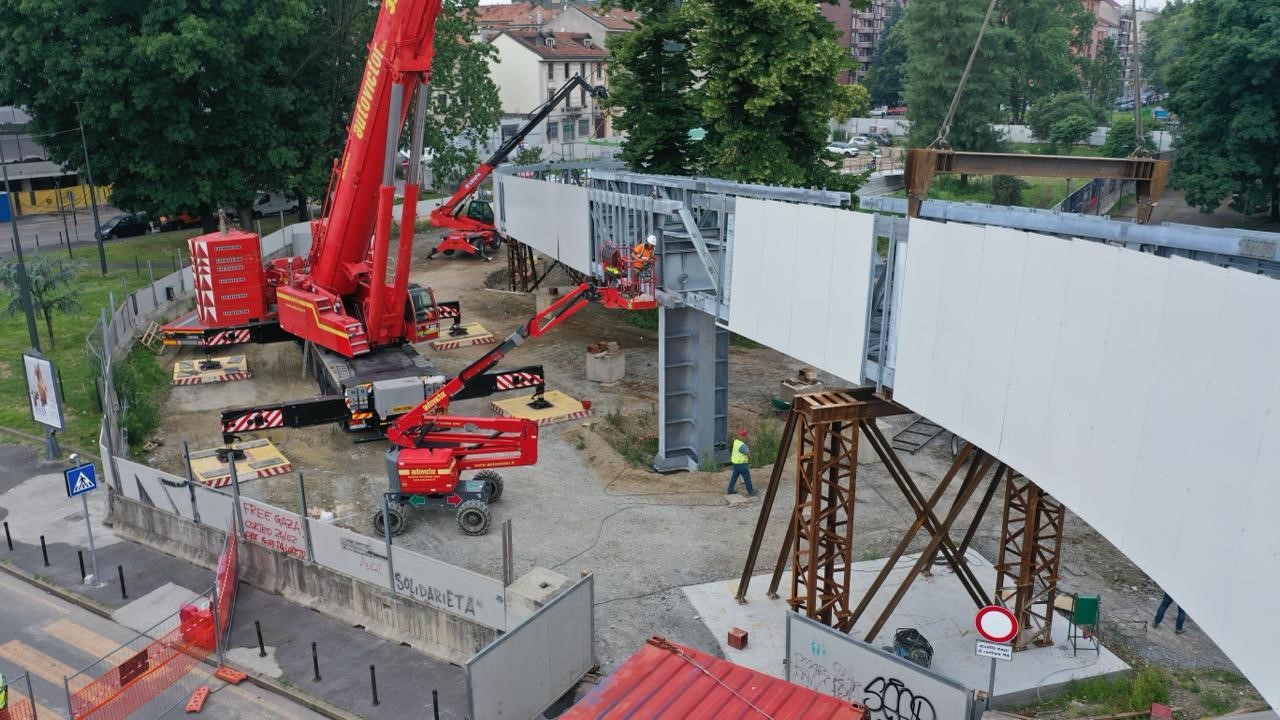 M4, INIZIATA INSTALLAZIONE PASSERELLA CICLOPEDONALE A SAN CRISTOFORO (FOTO 3)