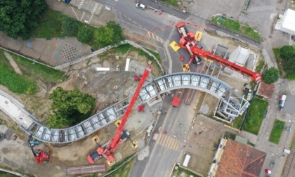 M4, montata la prima trave della passerella ciclopedonale che collegherà la zona del Lorenteggio alla nuova stazione San Cristoforo