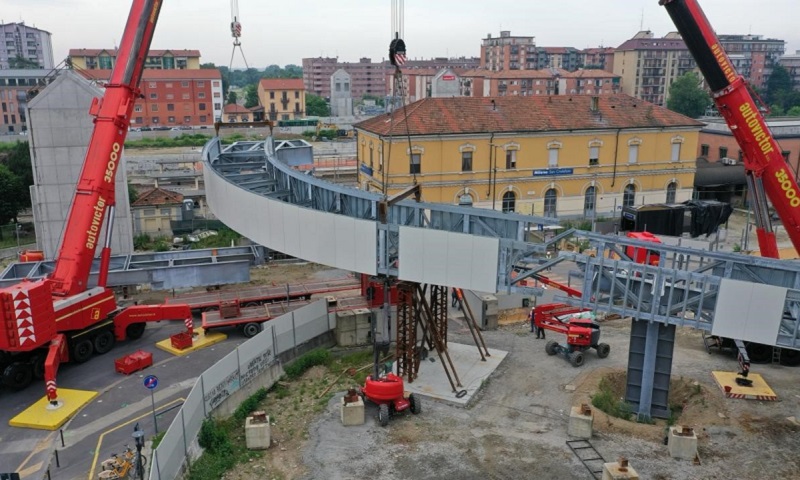 M4, INIZIATA INSTALLAZIONE PASSERELLA CICLOPEDONALE A SAN CRISTOFORO (FOTO 5)