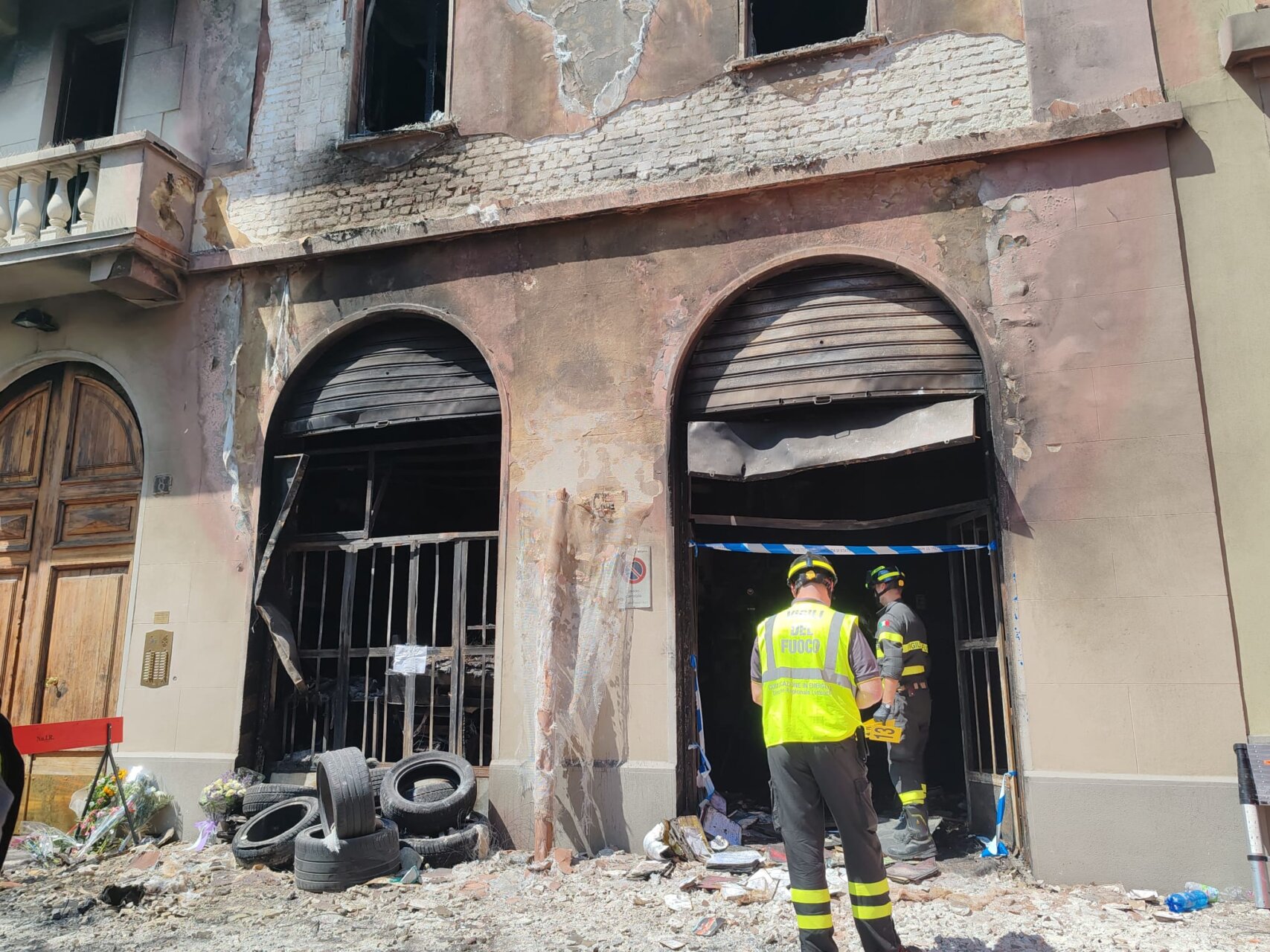 INCENDIO VIA FRA GALGARIO, VIGILI FUOCO ANCORA AL LAVORO SUL POSTO (FOTO 1)