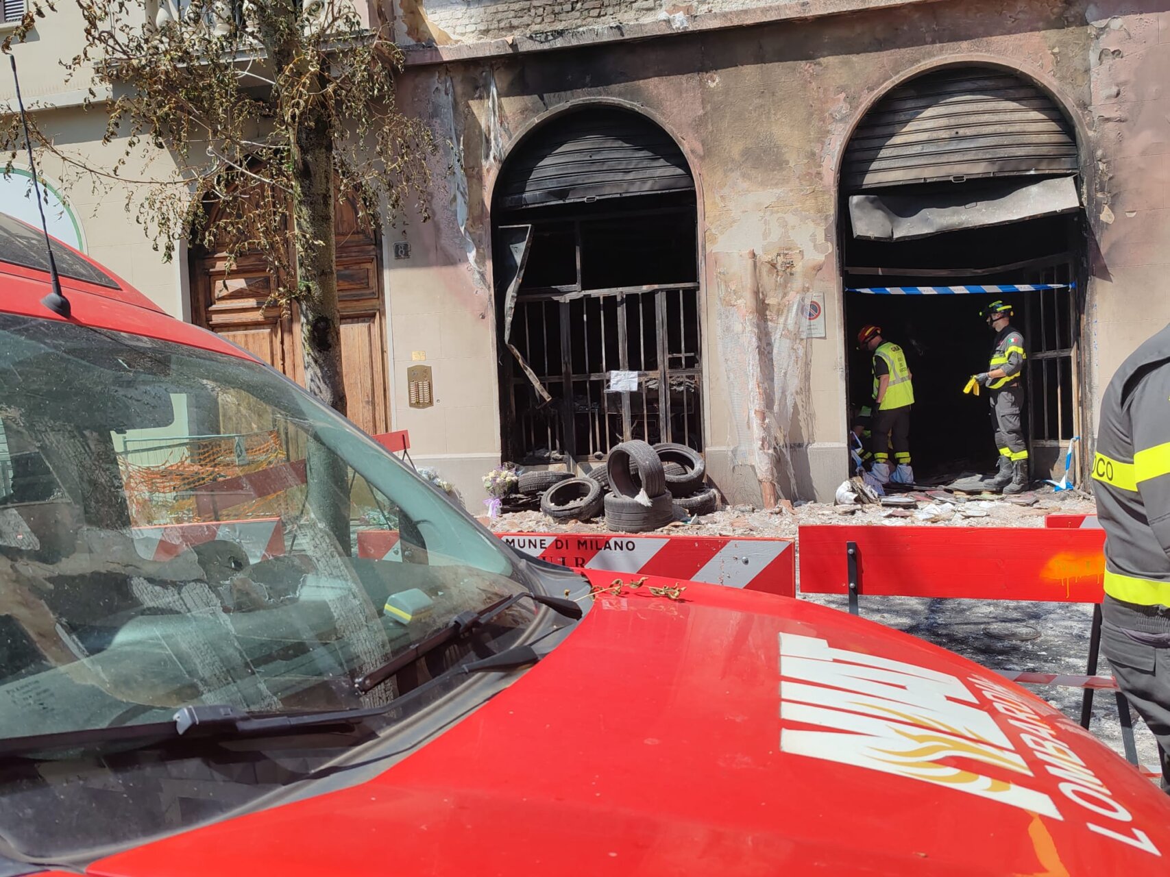 INCENDIO VIA FRA GALGARIO, VIGILI FUOCO ANCORA AL LAVORO SUL POSTO (FOTO 2)