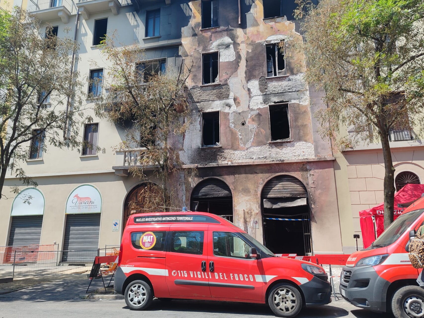 INCENDIO VIA FRA GALGARIO, VIGILI FUOCO ANCORA AL LAVORO SUL POSTO (FOTO 6)