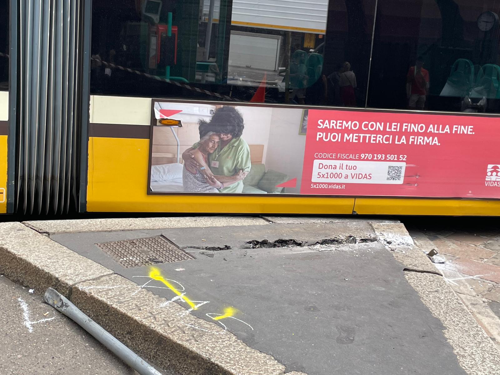 VIA CAPPELLARI, TRAM FINISCE SU SPARTITRAFFICO: LINEE DEVIATE IN CENTRO (FOTO 1)