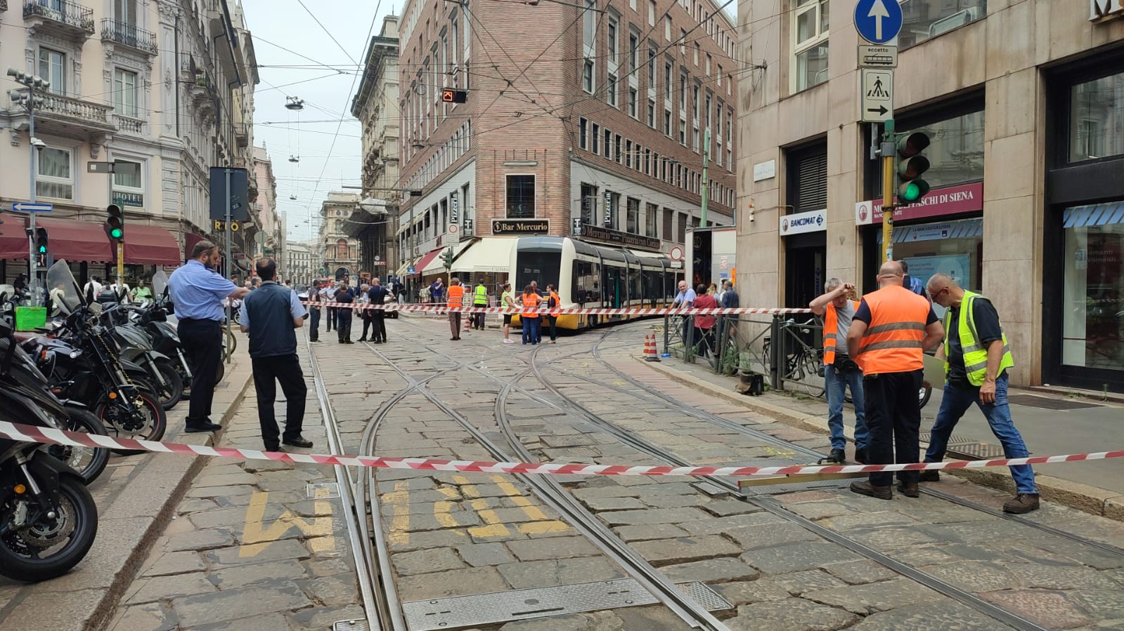 VIA CAPPELLARI, TRAM FINISCE SU SPARTITRAFFICO: LINEE DEVIATE IN CENTRO (FOTO 2)