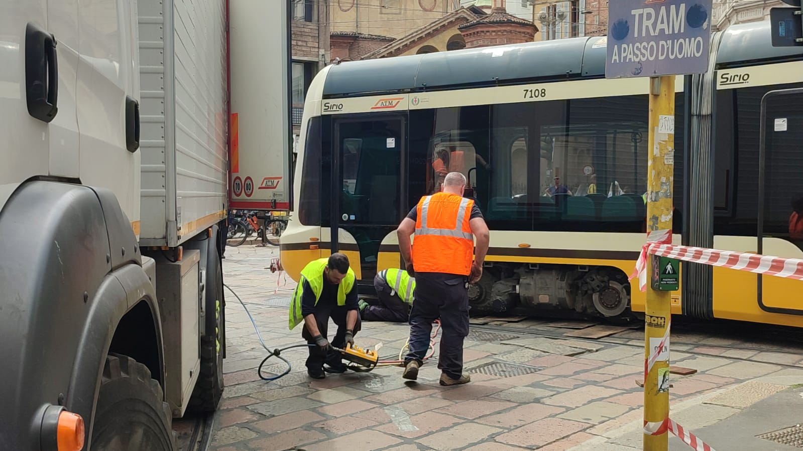 VIA CAPPELLARI, TRAM FINISCE SU SPARTITRAFFICO: LINEE DEVIATE IN CENTRO (FOTO 3)