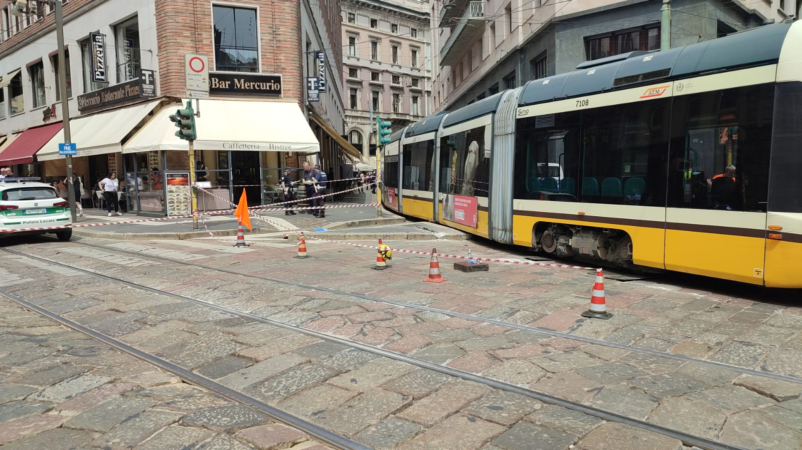 VIA CAPPELLARI, TRAM FINISCE SU SPARTITRAFFICO: LINEE DEVIATE IN CENTRO (FOTO 4)