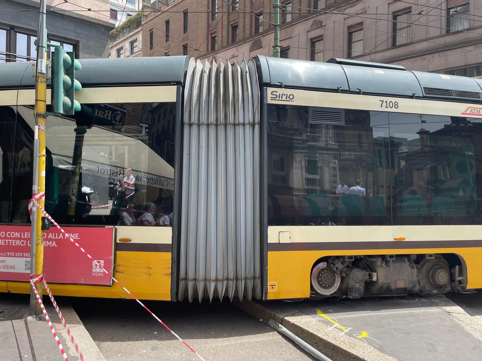 VIA CAPPELLARI, TRAM FINISCE SU SPARTITRAFFICO: LINEE DEVIATE IN CENTRO (FOTO 5)