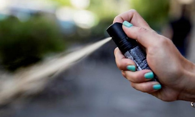 Spray al peperoncino in due istituti milanesi: scuole evacuate, 23 studenti in ospedale