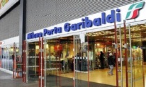 Ruba il cellulare a una turista alla stazione di Porta Garibaldi ma viene beccato e arrestato dai poliziotti