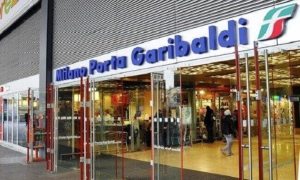 Ruba il cellulare a una turista alla stazione di Porta Garibaldi ma viene beccato e arrestato dai poliziotti