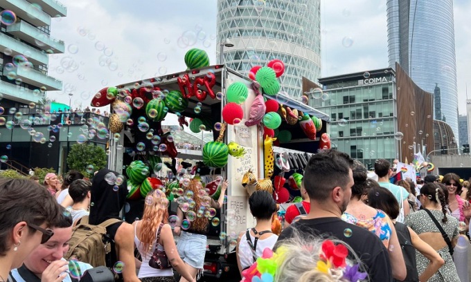 L’onda colorata del Milano Pride 2024 invade Milano e chiede diritti