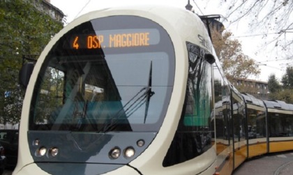 Un tram della linea 4 investe un uomo in piazzale Maciachini: ferito un 43enne