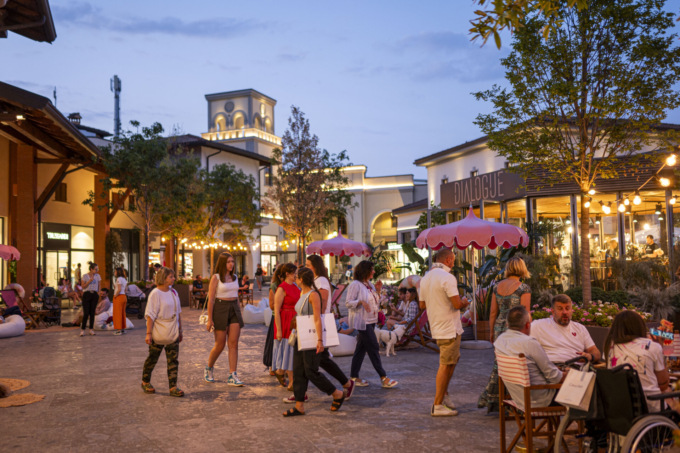 Saldi e DJ Set sotto le stelle: le serate estive del Franciacorta Village