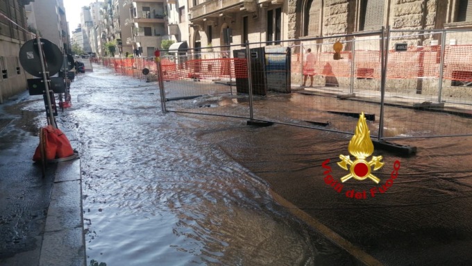 Allagamento in via Fontana durante alcuni lavori: 250 famiglie rimaste senza acqua