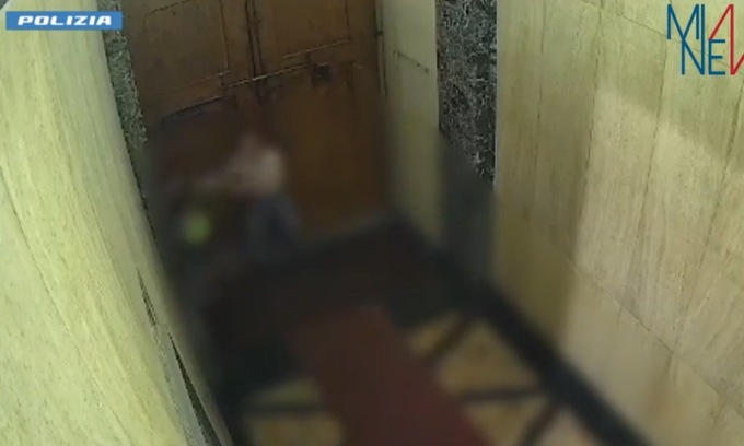 Segue una coppia di anziani per strada e li aggredisce appena entrano nel portone di casa: arrestato 41enne