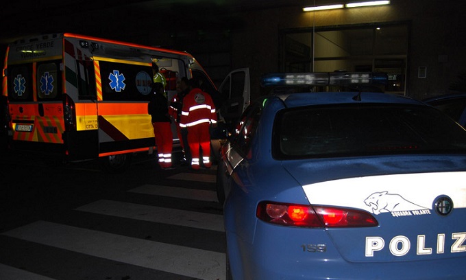 Sorprende un ladro di notte in casa: il proprietario lo affronta e lo accoltella ferendolo gravemente