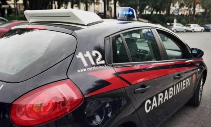 La cassaforte non si apre così il rapinatore tira un pugno al direttore della banca e poi scappa a mani vuote