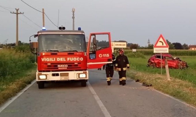 Incidente mortale nella notte sulla strada provinciale: due giovani perdono la vita