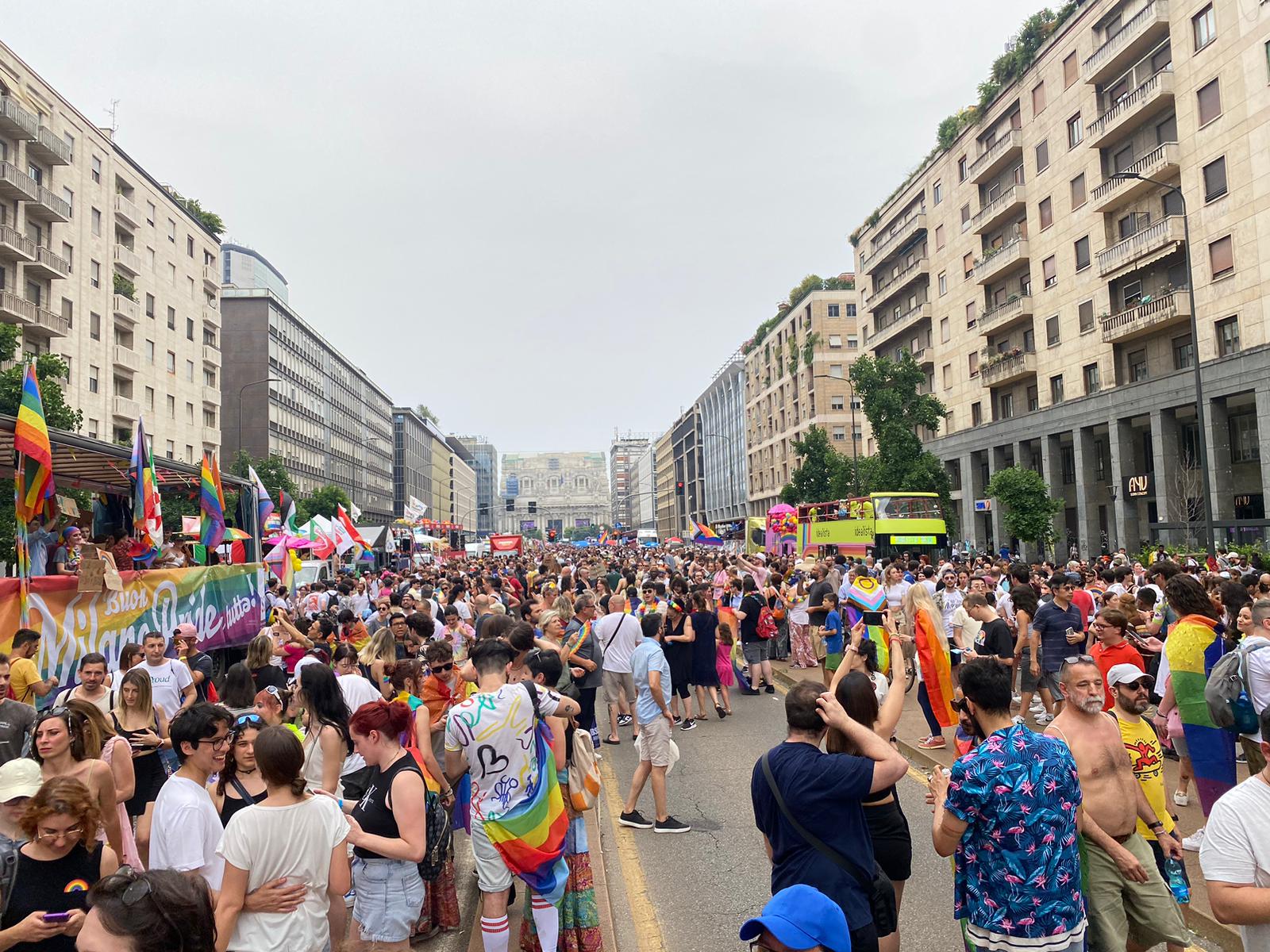 PRIDE, CORTEO CON CARRI E CARTELLI PER CITTÀ (FOTO 1)