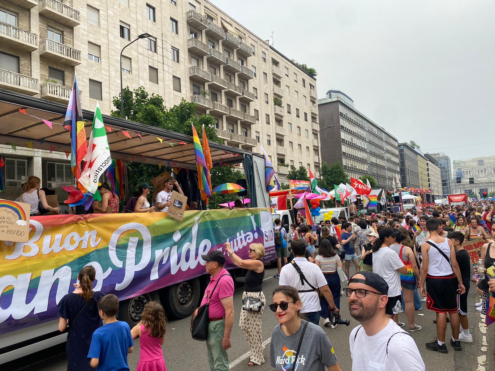 PRIDE, CORTEO CON CARRI E CARTELLI PER CITTÀ (FOTO 3)