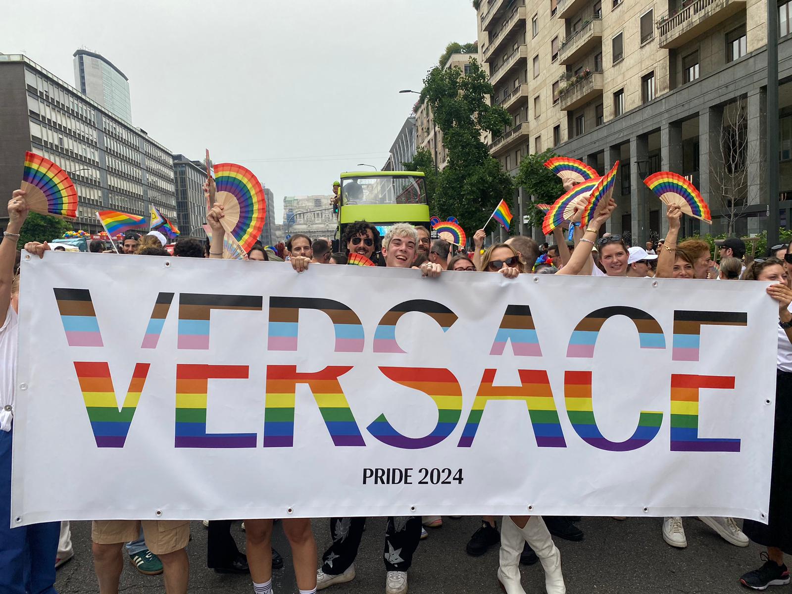 PRIDE, CORTEO CON CARRI E CARTELLI PER CITTÀ (FOTO 4)