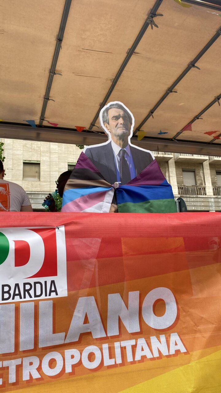 PRIDE, CORTEO CON CARRI E CARTELLI PER CITTÀ (FOTO 5)