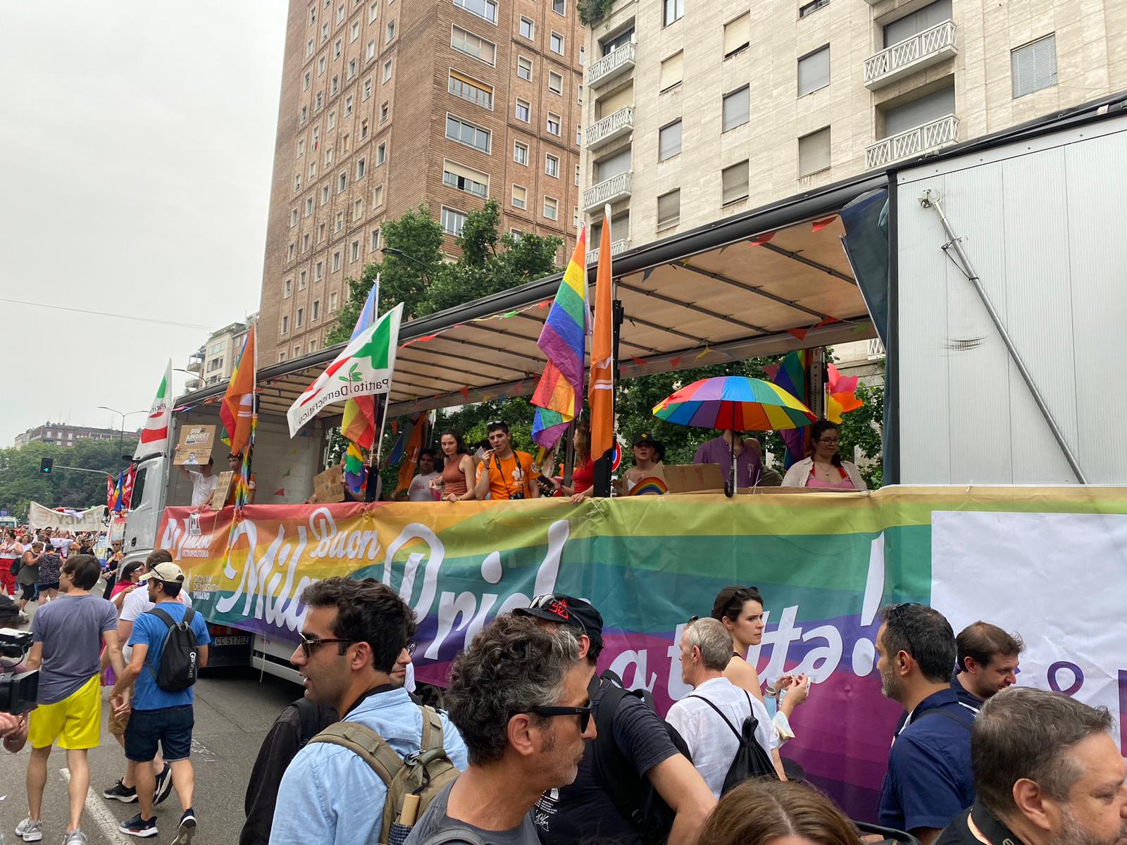 PRIDE, CORTEO CON CARRI E CARTELLI PER CITTÀ (FOTO 6)