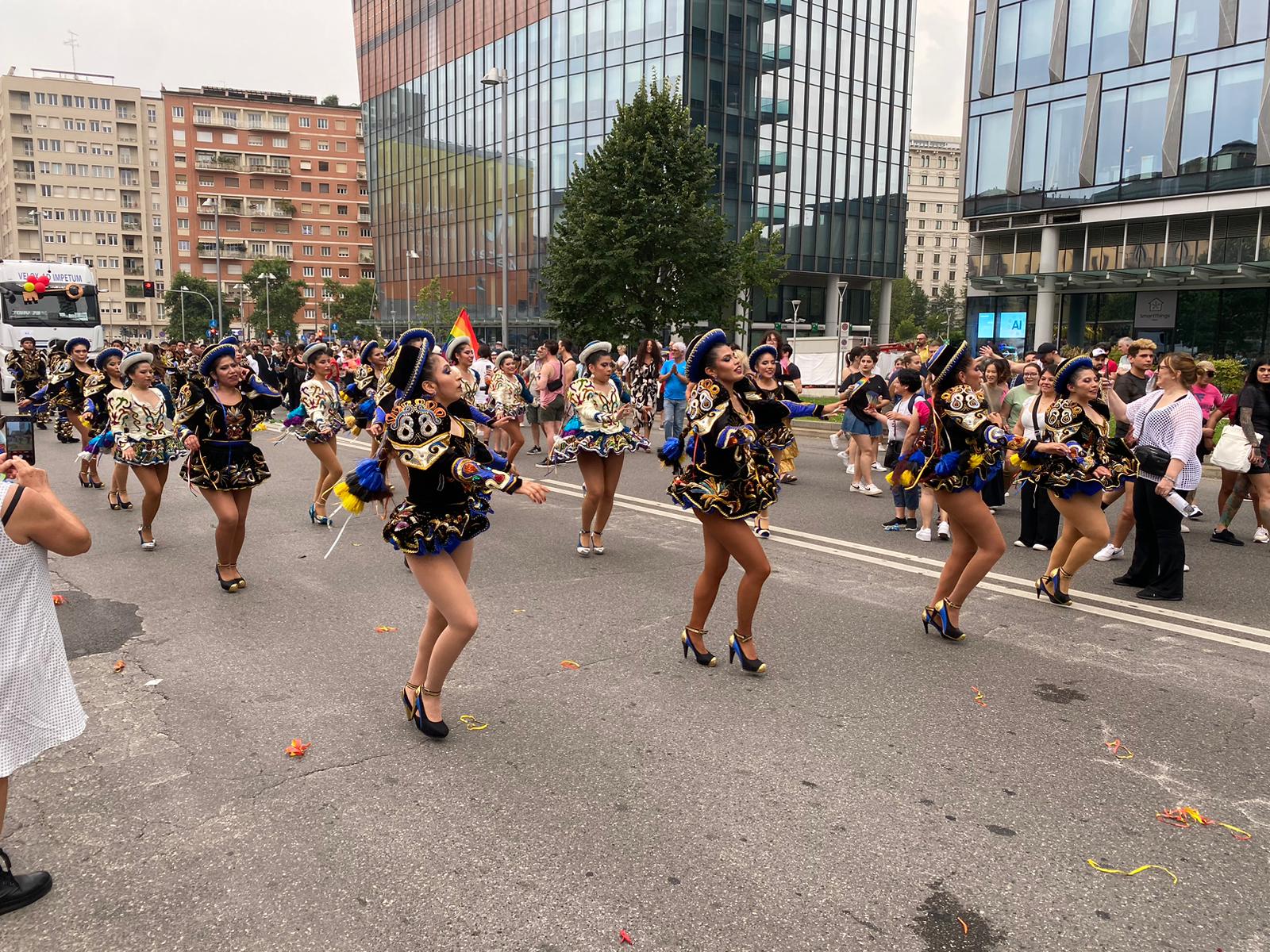 PRIDE, CORTEO CON CARRI E CARTELLI PER CITTÀ (FOTO 7)