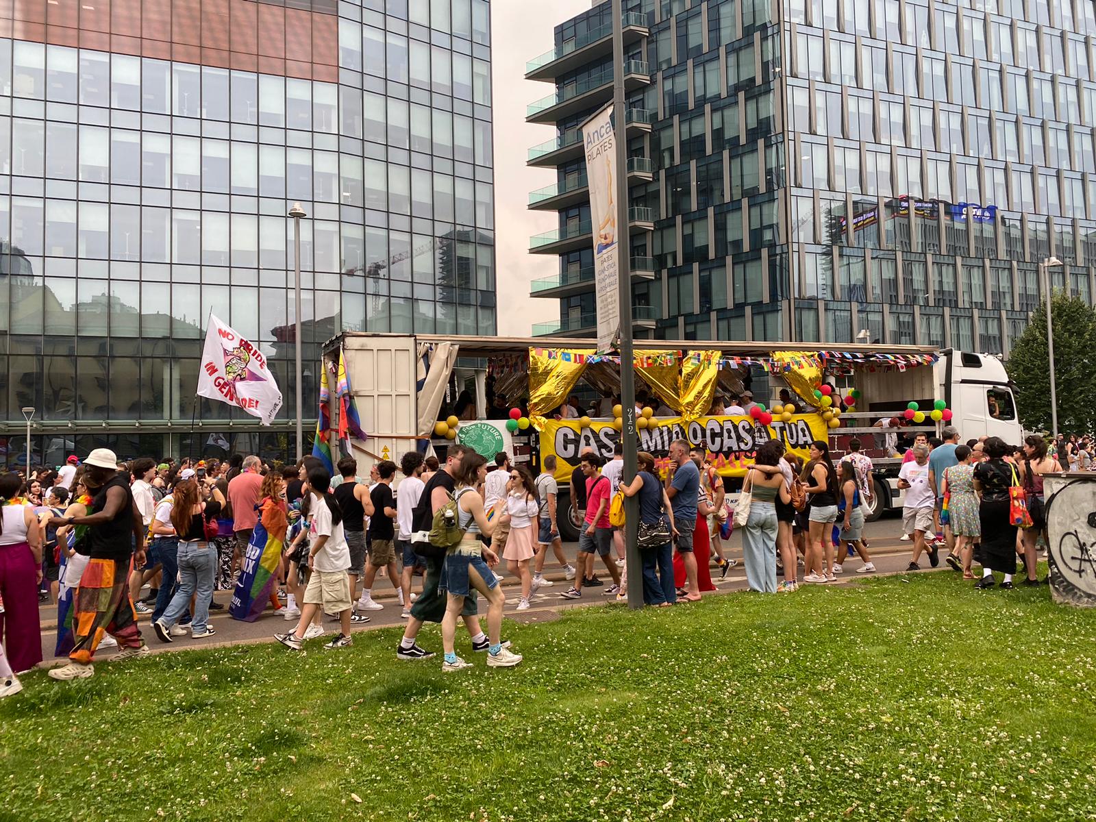 PRIDE, CORTEO CON CARRI E CARTELLI PER CITTÀ (FOTO 8)