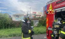 In fiamme due cabine elettriche colpite da fulmini in via Palmanova