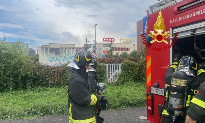In fiamme due cabine elettriche colpite da fulmini in via Palmanova