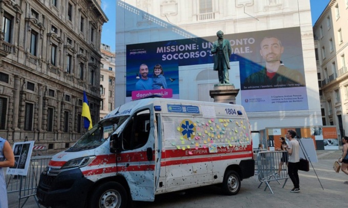 In piazza San Fedele in mostra un’ambulanza ucraina mitragliata dai colpi russi