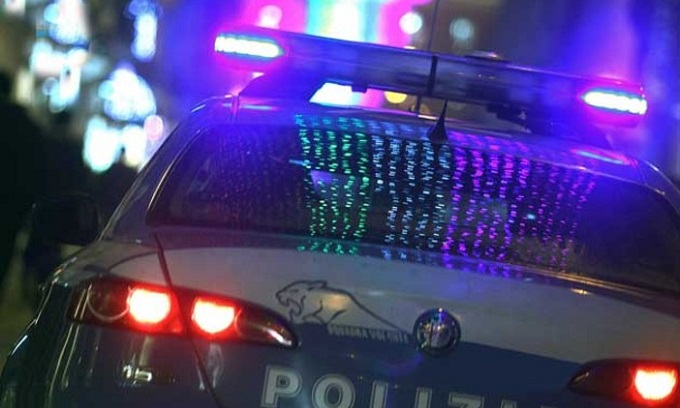 Colpisce l’ex compagna con una bottiglia di vetro: in aiuto della madre accorre il figlio 26enne ma viene accoltellato alla testa