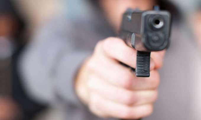 Irruzione a mano armata in uno studio medico: dottoressa e paziente minacciate con una pistola