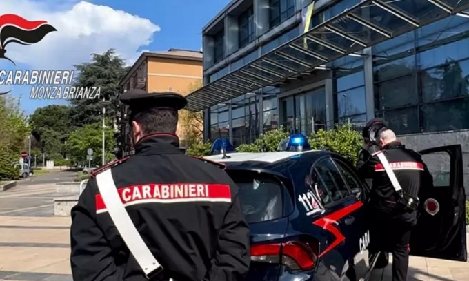 Rapinata e violentata all’alba mentre apre il suo bar: è caccia all’aggressore
