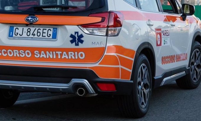 Una 46enne finisce sotto il guardrail con la sua moto sull’A7 Milano-Genova