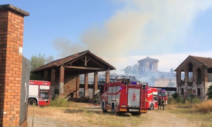 Violento incendio in un Castello alle porte di Milano: rischio eternit nel tetto andato a fuoco