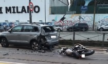 Si schianta con la moto contro un'auto parcheggiata: muore un uomo di 48 anni