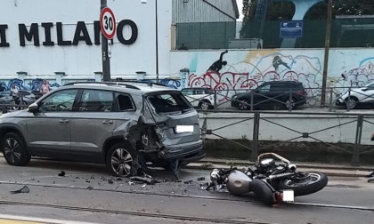 Si schianta con la moto contro un'auto parcheggiata: muore un uomo di 48 anni