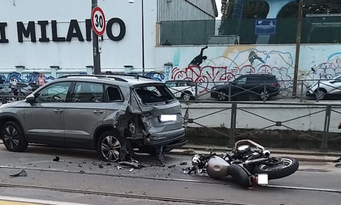 Si schianta con la moto contro un’auto parcheggiata: muore un uomo di 48 anni
