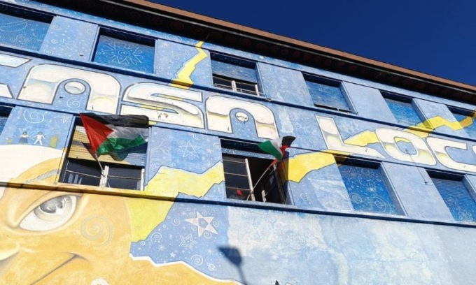 Il centro sociale Casaloca di nuovo occupato: ospita gli sfollati dell’incendio di via Fracastoro