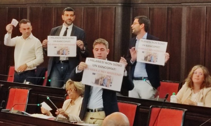 Consiglio comunale post-estate: proteste in aula contro il pagamento dell’area C nei weekend