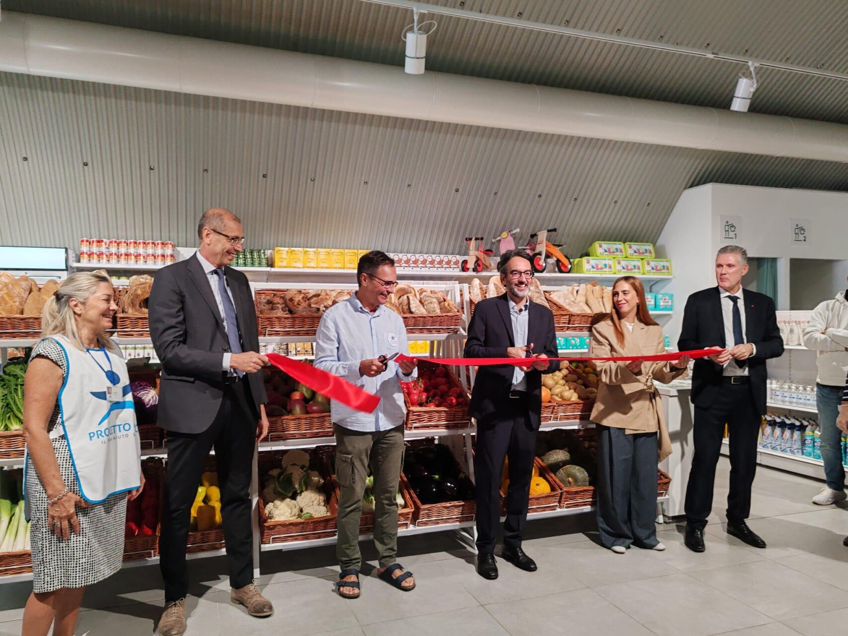 PROGETTO ARCA, INAUGURATO NUOVO MARKET SOLIDALE IN VIA SAMMARTINI (FOTO 1)