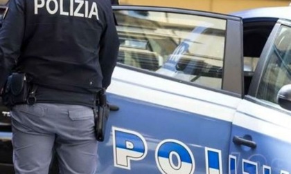 Due ladri derubano un 86enne che fatica a camminare del suo portafoglio e tentano di prelevare con la sua carta di credito: arrestati