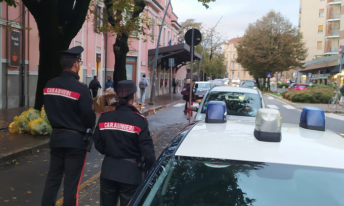 Agguato nell’hinterland milanese: un uomo ucciso a colpi di pistola in pieno centro