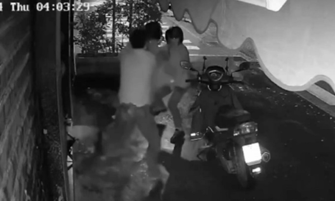 Identificato il complice del ladro ucciso nel bar di via Cermenate: il video dell’aggressione
